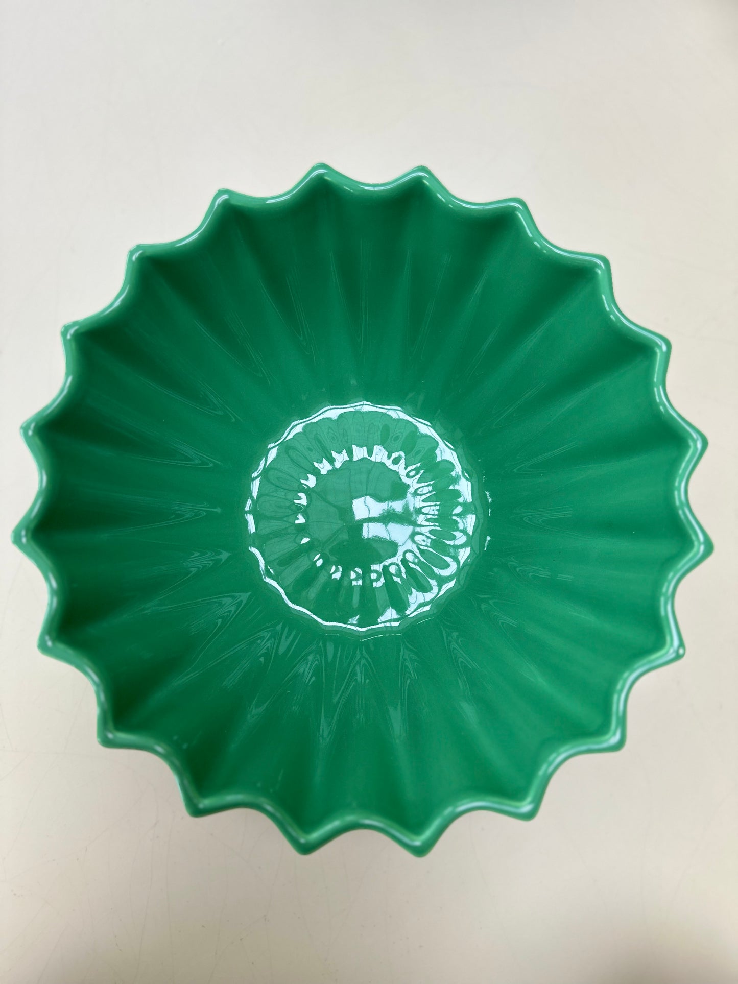 Large Pea 28cm Etoile Fluted Salad Bowl